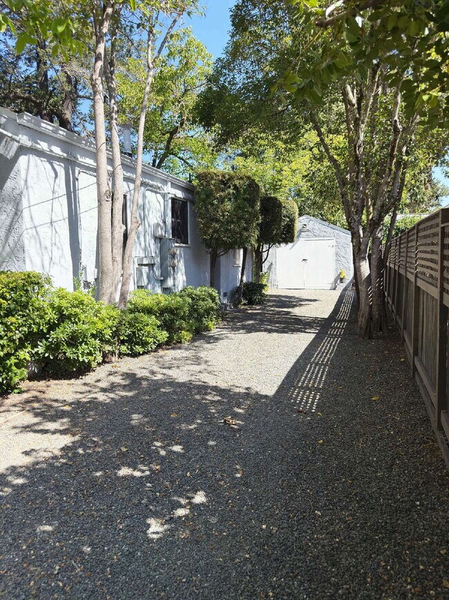 Building Photo - Eastside Sonoma