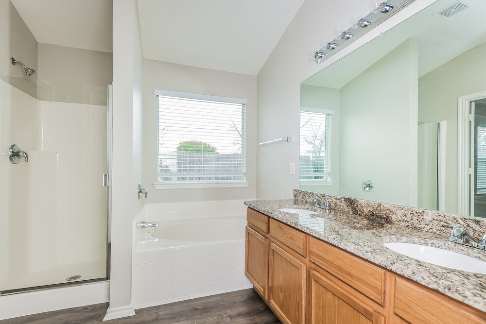 Building Photo - 3301 Royal Crest Dr