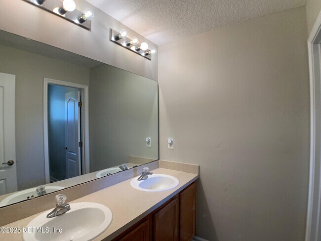 Building Photo - 647 Acorn Chase Dr