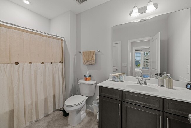 Building Photo - Like new townhome in Wykoff!