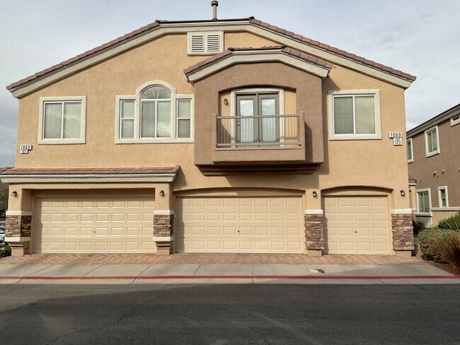 Building Photo - Beautiful 3-Bedroom Townhome in Gated Henderson Community!