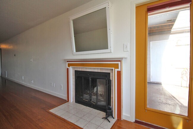 Building Photo - 7545 N Edgewater St