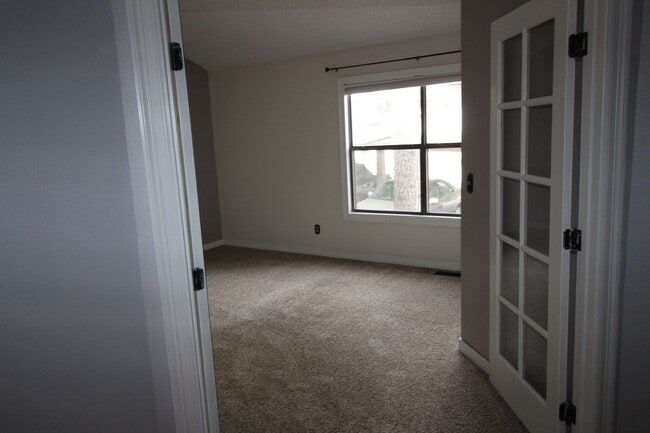 Building Photo - Adorable 2bdrm 1 bath townhome in Desirabl...