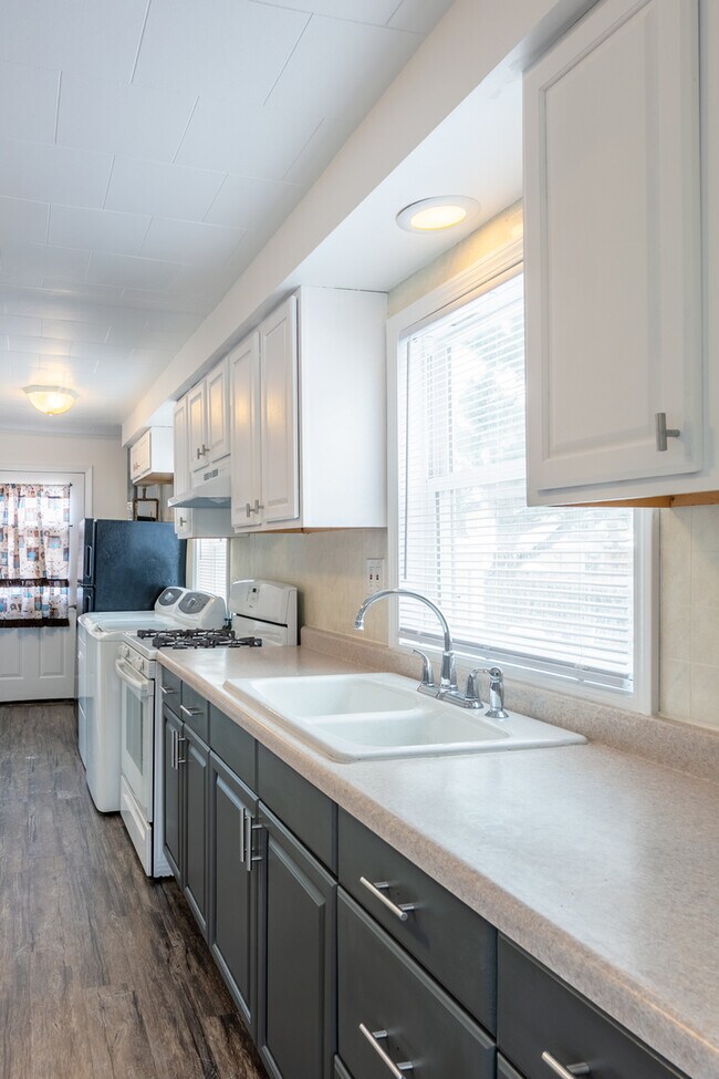 Building Photo - 327 Fairlawn Dr