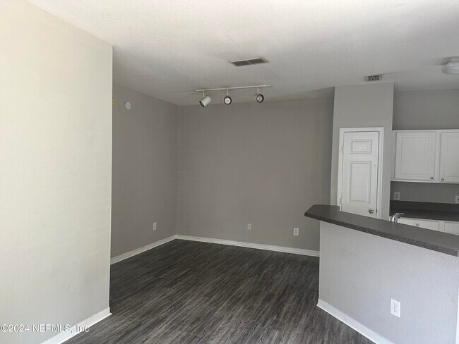 Building Photo - 13703 Richmond Park Dr N