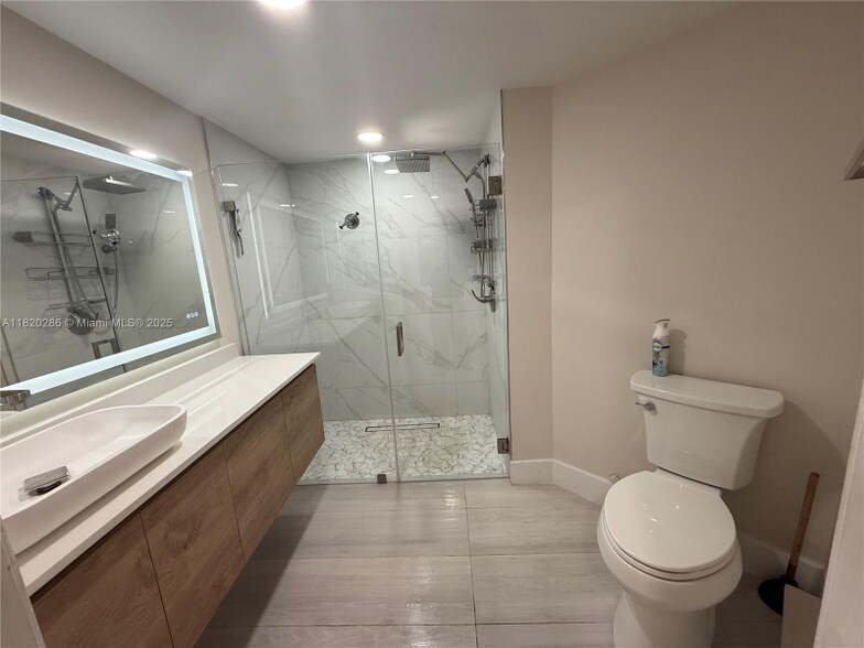 Building Photo - 9405 Fontainebleau Blvd