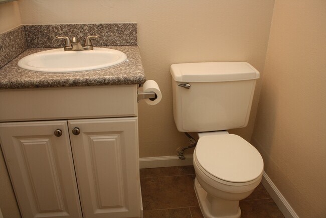 Building Photo - Superb Dual Master Townhome!