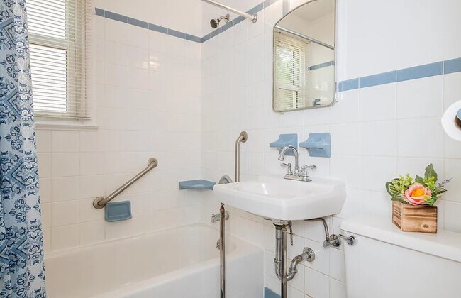 Building Photo - Spacious 4BR Family Home on Court Way | 1,875 Sq Ft | $2,593/mo