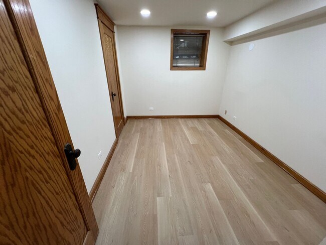 Building Photo - Stunning updated Wrigleyville 4-bed, 3-bath duplex featuring a modern kitchen, renovated baths & ...