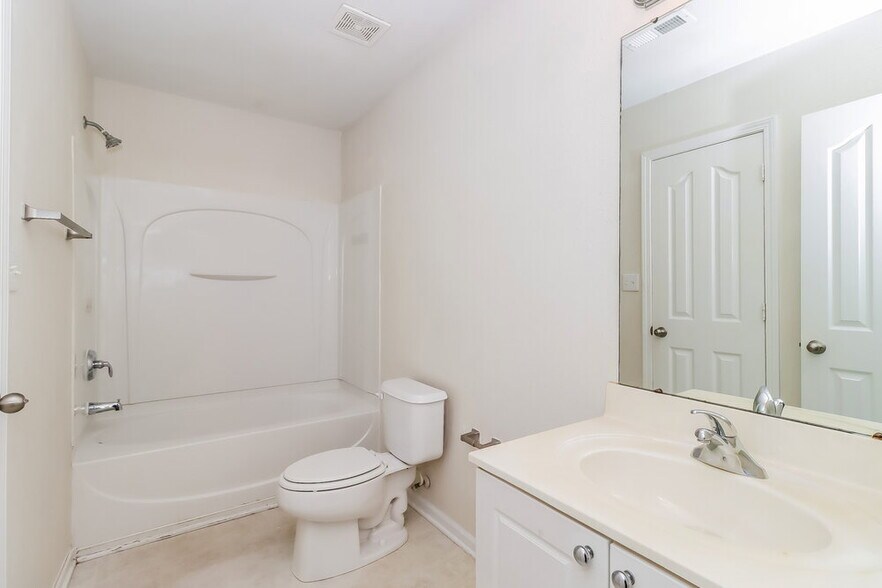 Building Photo - 512 River Hills Ct