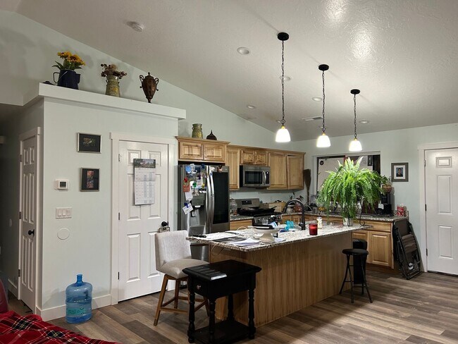 Building Photo - Newer Custom home on 1/2 Acre! Pets Okay!