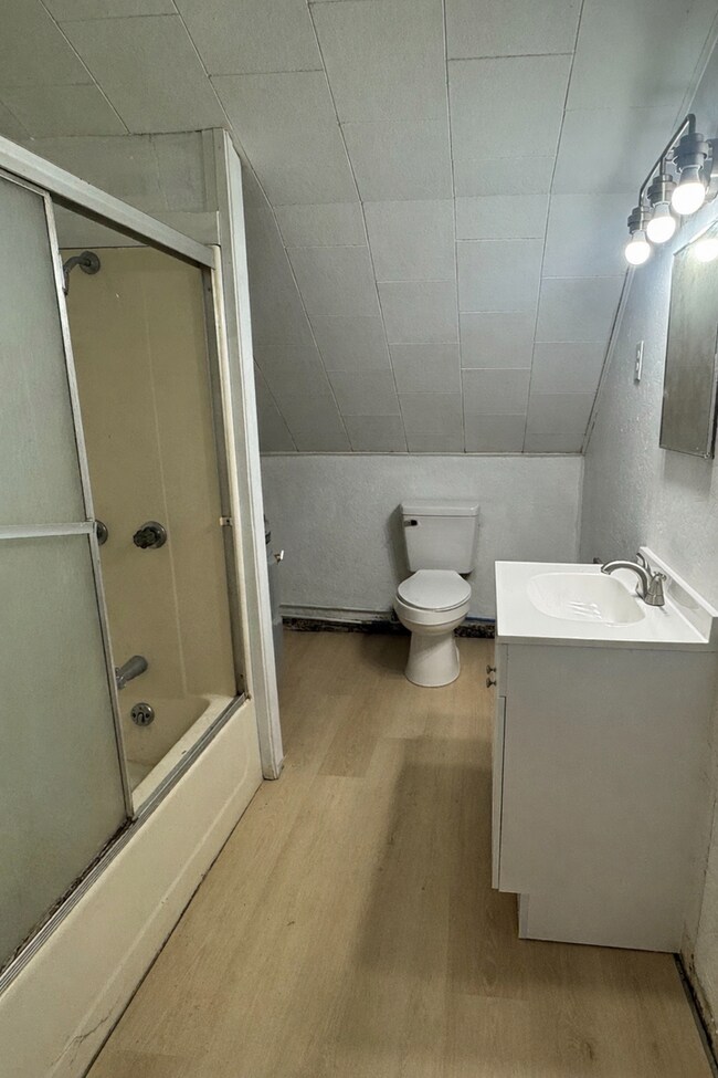 Building Photo - 7547-7549 E Lake St