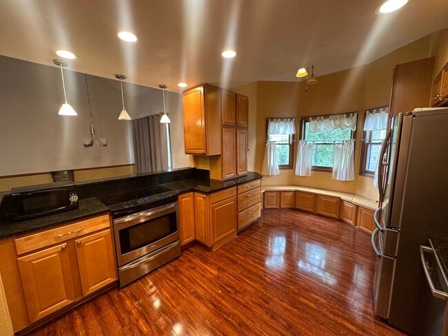 Building Photo - Beautifully 4BR, 3BA Tri-Level with Gorgeo...