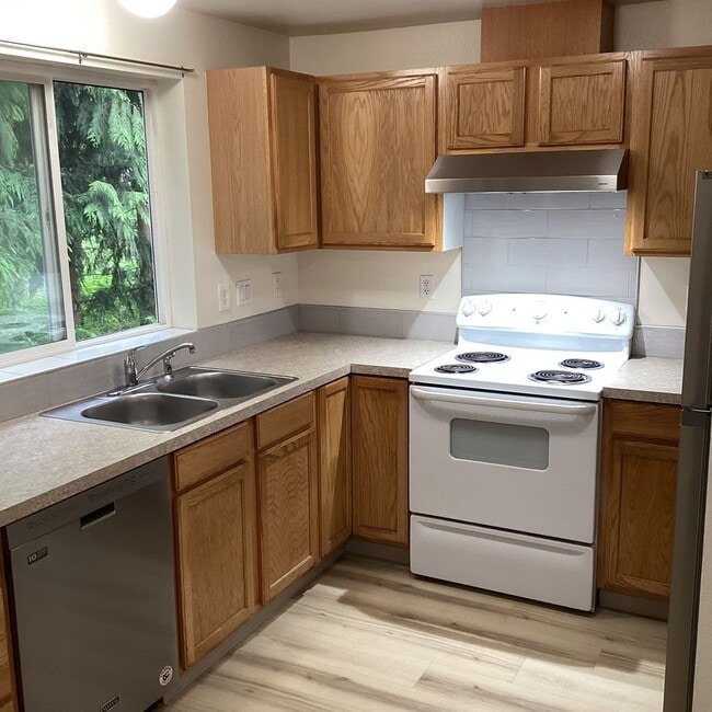 Building Photo - Spacious 3 bedroom townhome on cul-de-sac