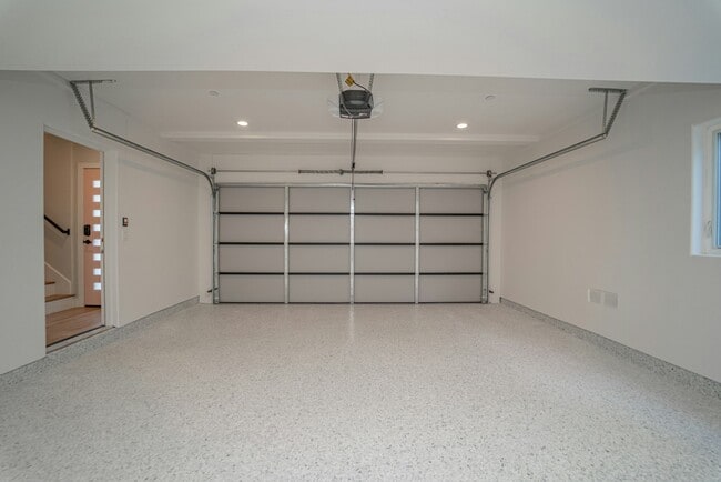 Building Photo - 2115 Holly Dr