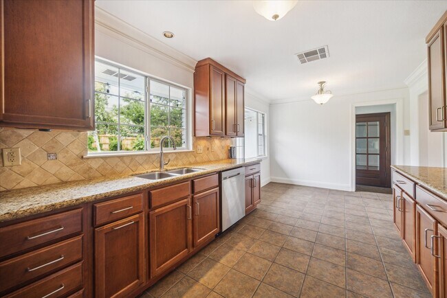 Building Photo - 10 Pom Ct