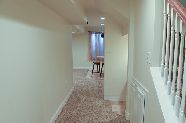 Building Photo - Beautiful 3 Bedroom Townhouse in Central D...