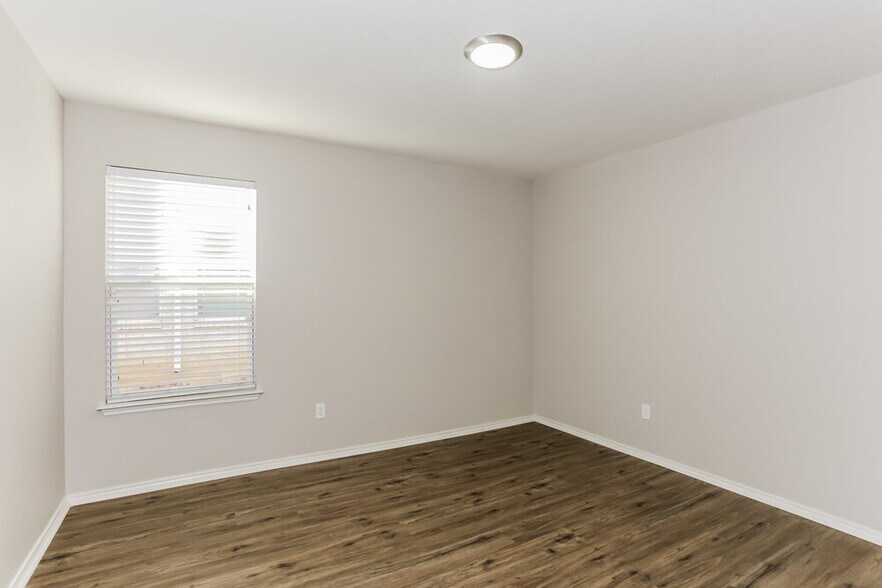 Building Photo - 7956 Meadow Spring Ln