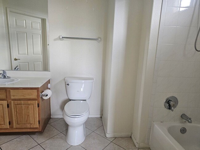 Building Photo - 2 Bedroom Townhome for Rent
