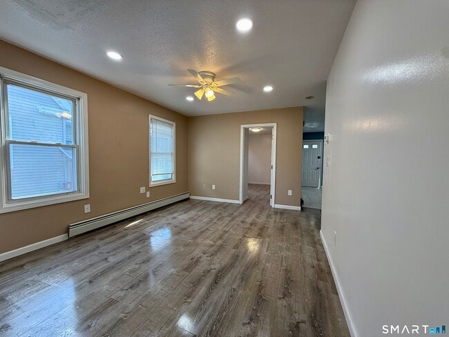 Building Photo - 8 Scott St