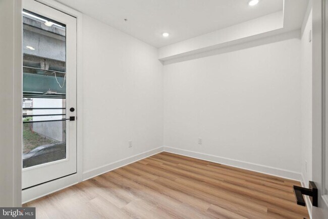 Building Photo - 2039 N Front St