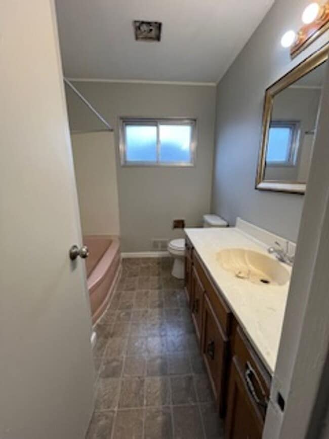 Building Photo - 3 BR 1.5 BA split-level with attached 1 car garage