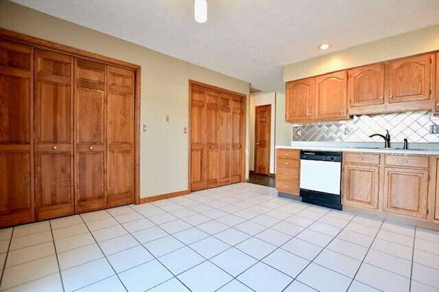 Kitchen - 129 Genoa Dr