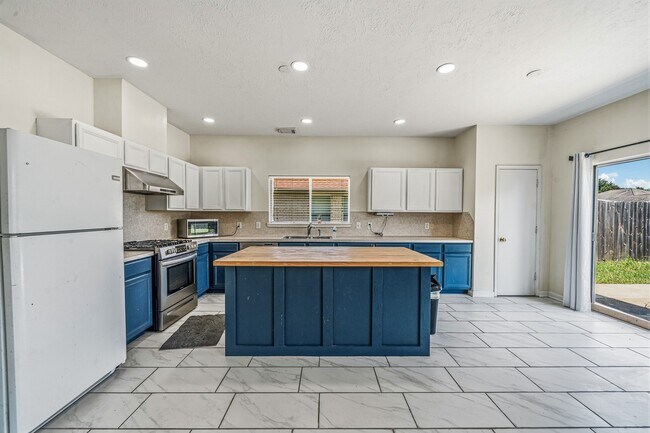 Building Photo - 9641 Weldridge Dr