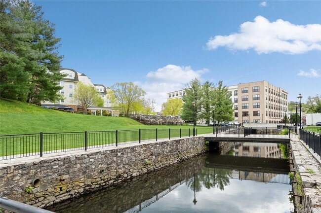 Building Photo - 1 Scarsdale Rd