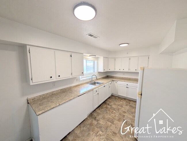 Building Photo - 5667 Anthon St