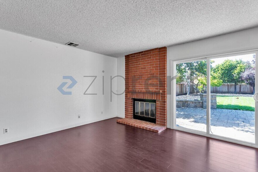 Building Photo - Unit