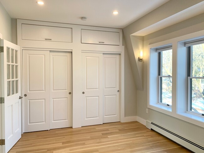 Building Photo - 99-07 Ascan Ave