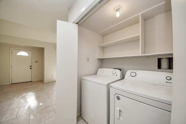 Building Photo - 1059 Country Pl Dr