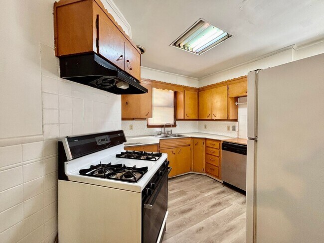 Building Photo - 3810-3812 Central St.