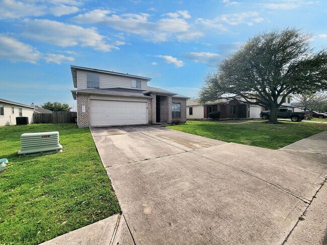Building Photo - Charming 3/BR 2.5/BA Home with Bright Inte...