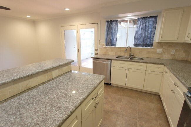 Building Photo - 6511 Kenyon Ln