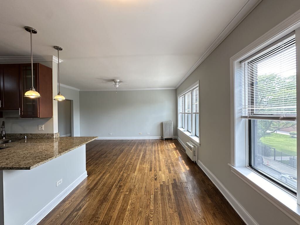 Building Photo - 728 W Addison St