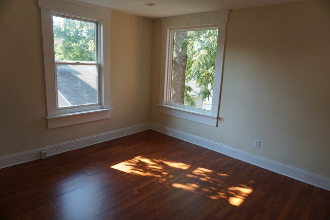 Building Photo - 6 Bedroom 3 full bath House