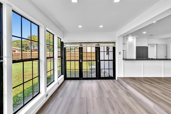 Building Photo - 418 S 57th Way