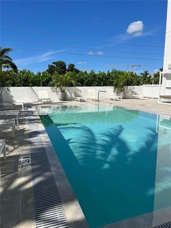 Building Photo - 9821 E Bay Harbor Dr