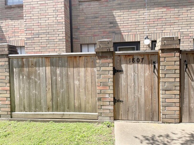 Building Photo - 9850 Pagewood Ln
