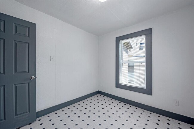 Building Photo - 2528 Campbell St