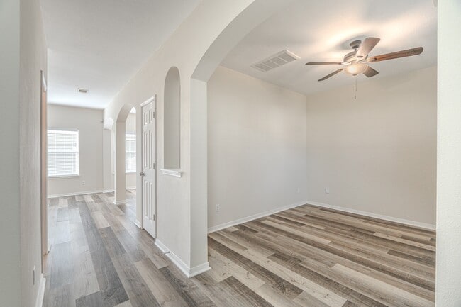 Building Photo - 20702 Settlers Lake Cir N