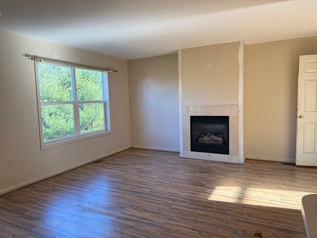 Building Photo - Beautiful 3 Bedroom 1.5 Bathroom Townhome ...