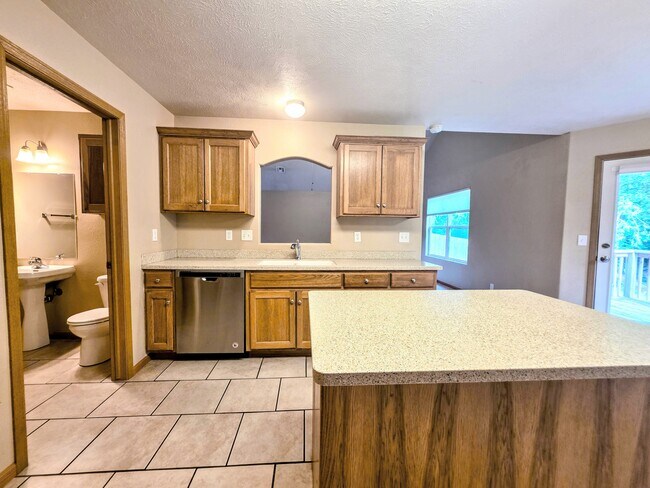 Building Photo - 606 Highland Ridge Dr