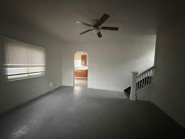 Building Photo - 418 E Ash St