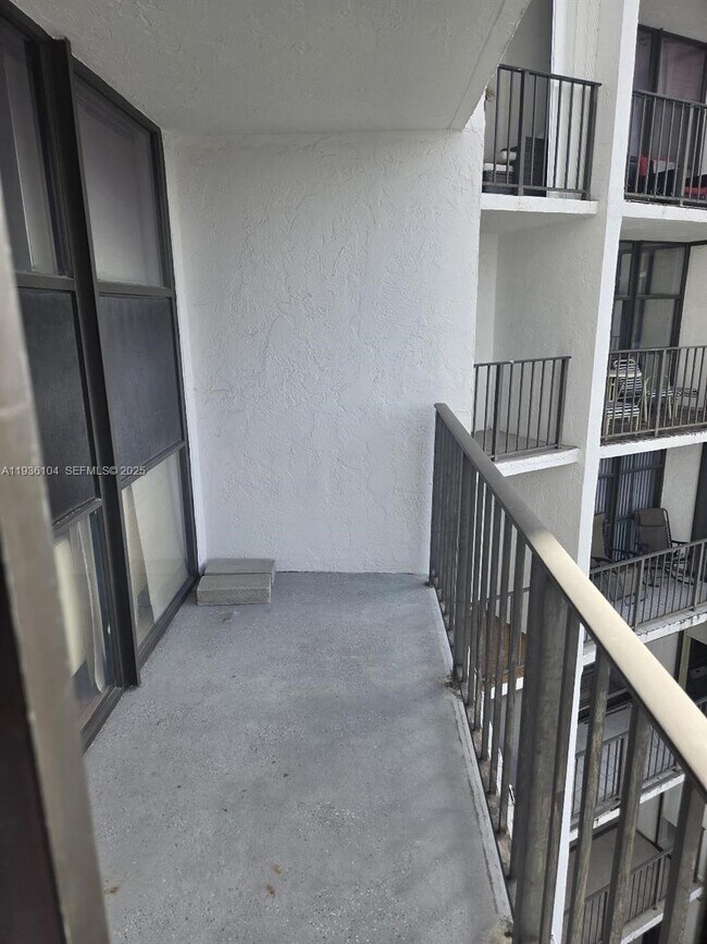 Building Photo - 800 Parkview Dr