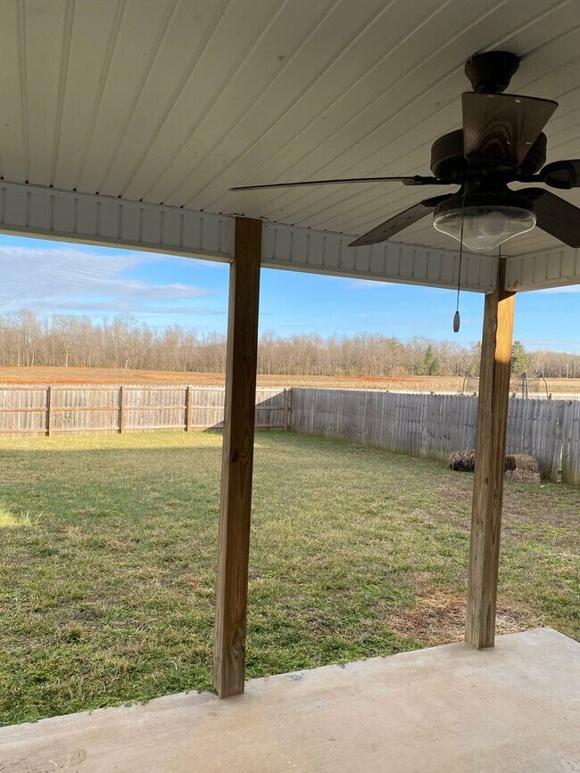 Building Photo - Beautiful 3 bed 2 bath home with Bonus room! Close to shopping and Ft. Campbell.