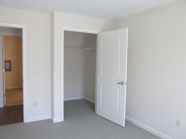 Building Photo - 3rd Floor One Bedroom Apartment with Abund...