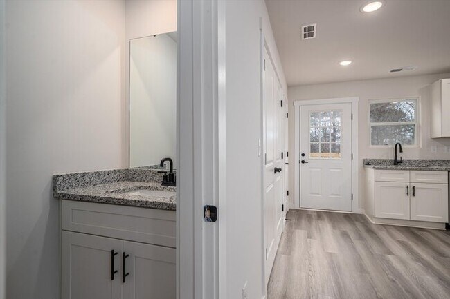 Building Photo - Luxury 3BR Townhome in Hickory – First Mon...